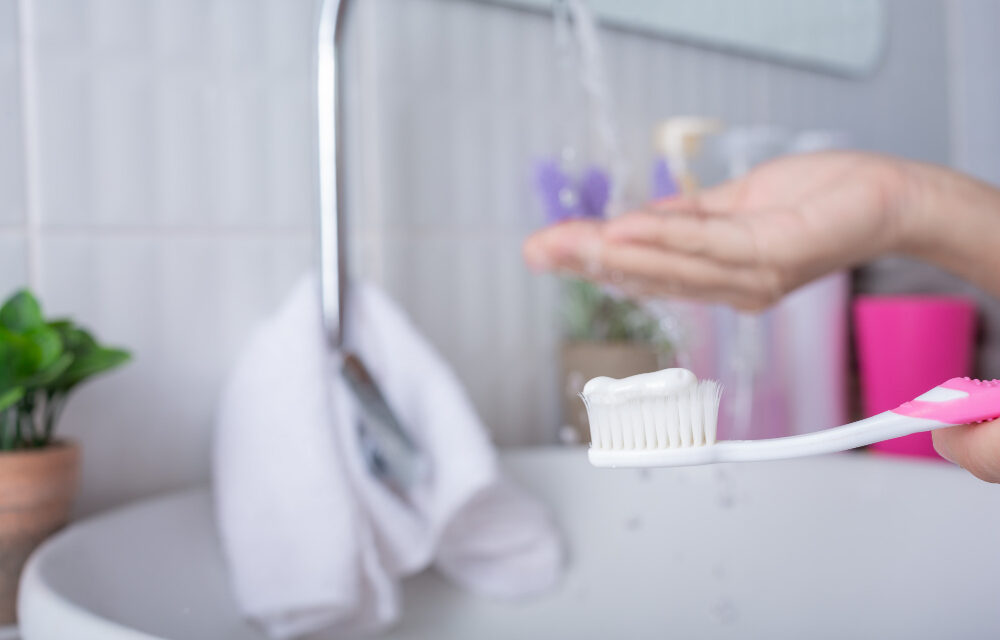 Tu cepillo de dientes acumula miles de bacterias: cada cuánto debes cambiarlo, según la ciencia
